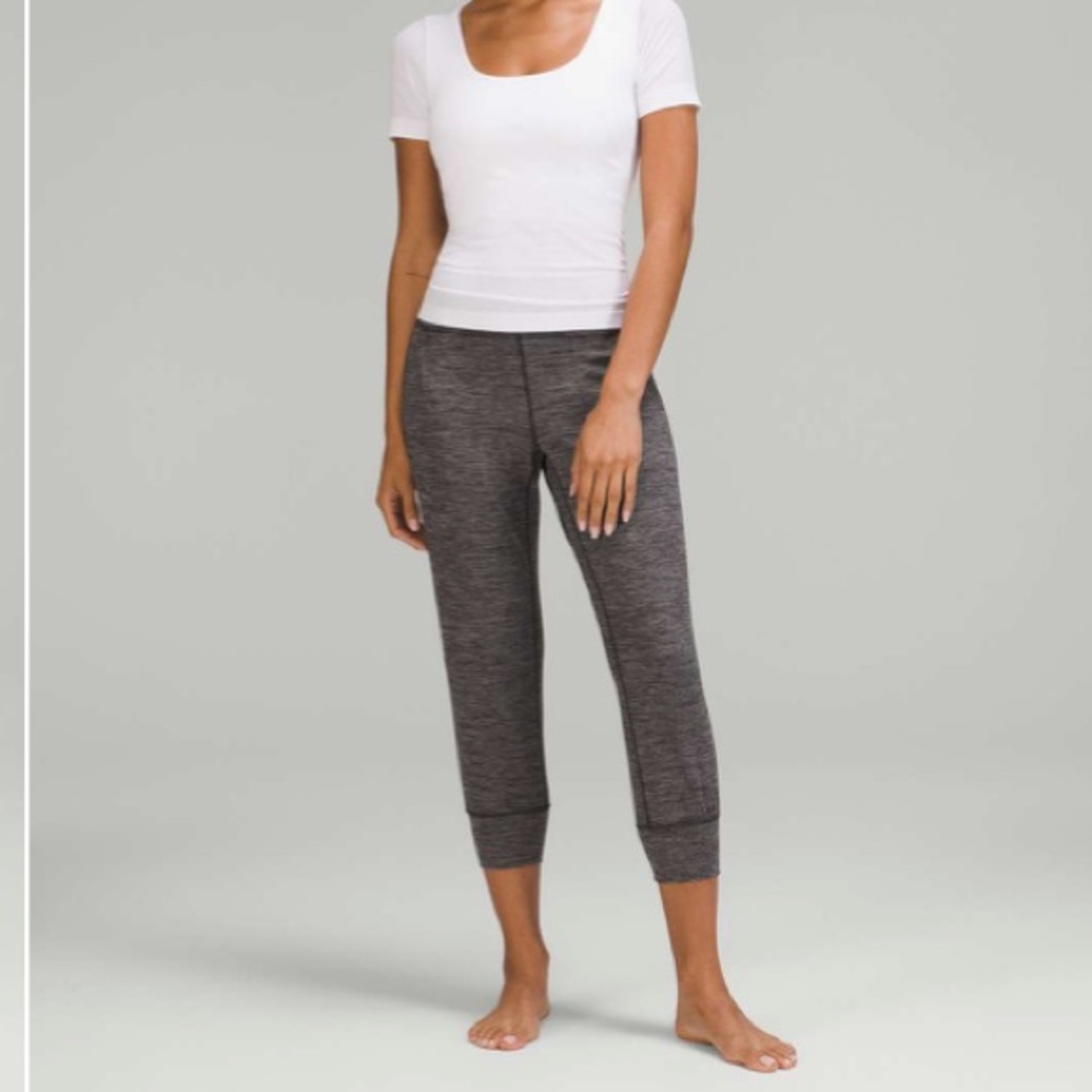 Lululemon Align Cropped Jogger
Heathered Black